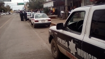 Detienen a cholo por causar molestias a pareja