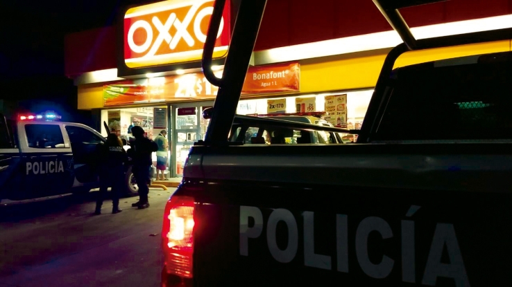 Asaltan Oxxo en avenida Serdán