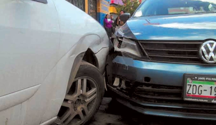 Se impacta contra auto estacionado