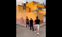 POR RENCILLAS   Jóvenes intercambian golpes