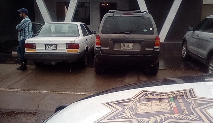 Mujer de notaría pública trató de entorpecer labor policíaca
