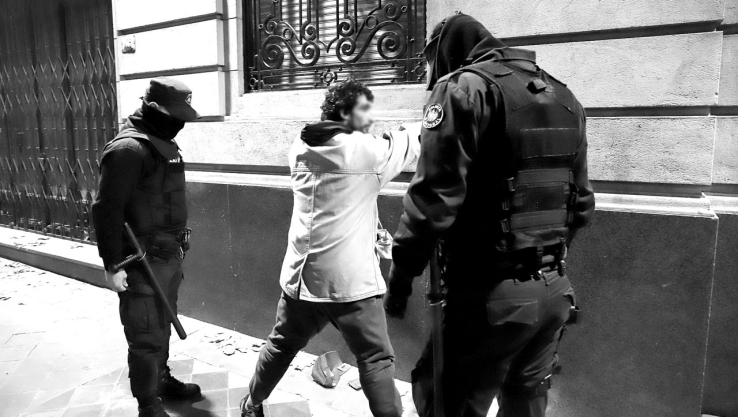 Detienen a cholo agresivo con automovilistas