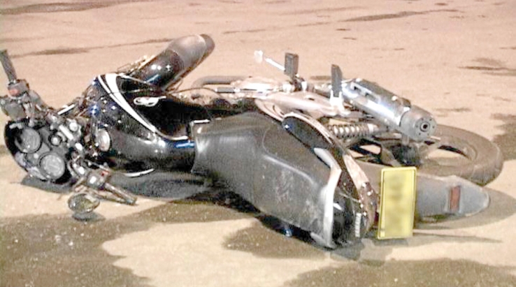 Muere motociclista al chocar con cerco