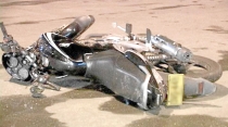 Muere motociclista al chocar con cerco