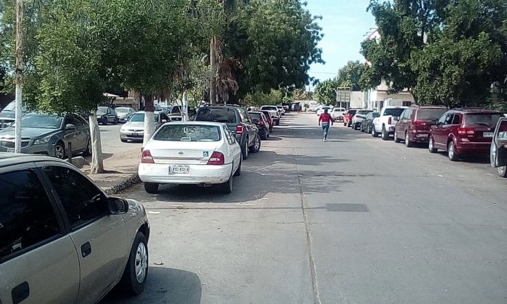 Daña chapa de vehículo y se lleva botas
