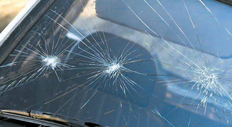 MUJER QUE PADECE DE SUS FACULTADES MENTALES  Daña automóvil