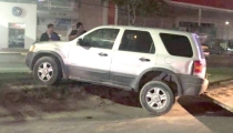 EN EL BULEVAR BENITO JUÁREZ  Se embanca vehículo en camellón central