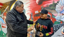 Reconoce alcalde Luis Fuentes al pitcher Luis Ángel Balderrama