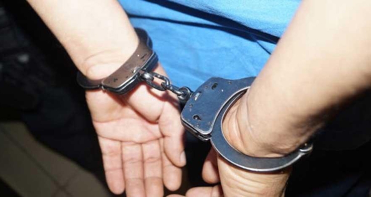 Lo arrestan por averiar auto