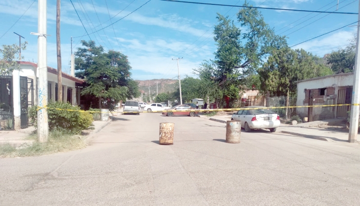 AL SUR DE GUAYMAS Bloquean vecinos calle alterna