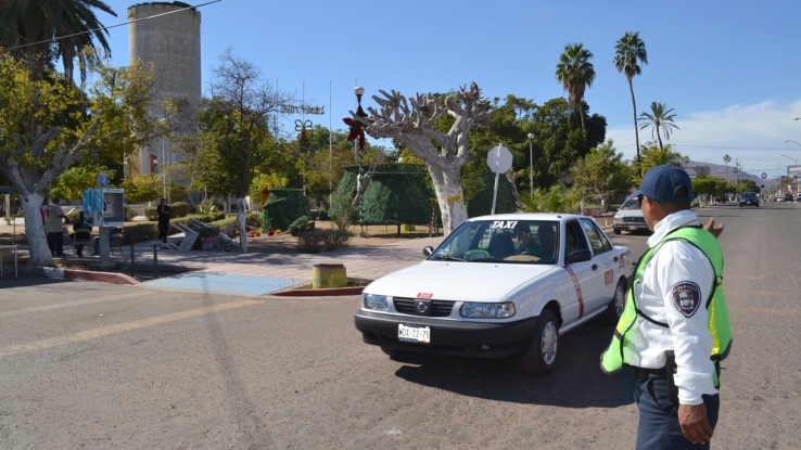 Descuidada conductora choca vehículo estacionado