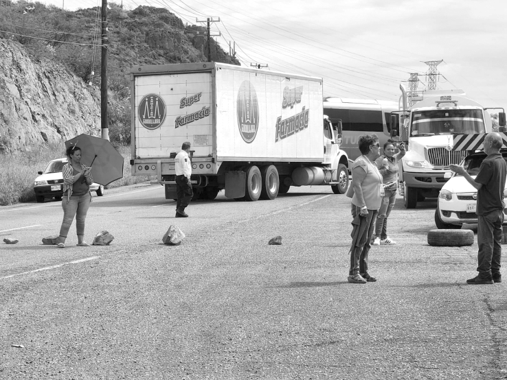 EN DOS OCASIONES Vecinos de Fátima bloquea carretera
