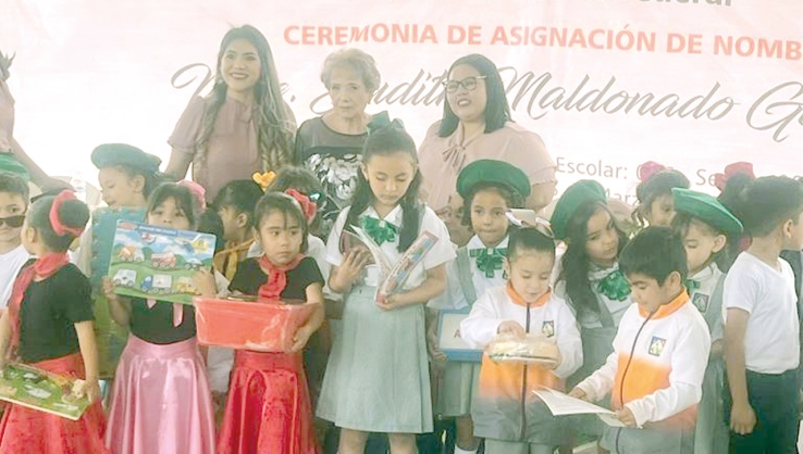 Reconocen a maestra guaymense