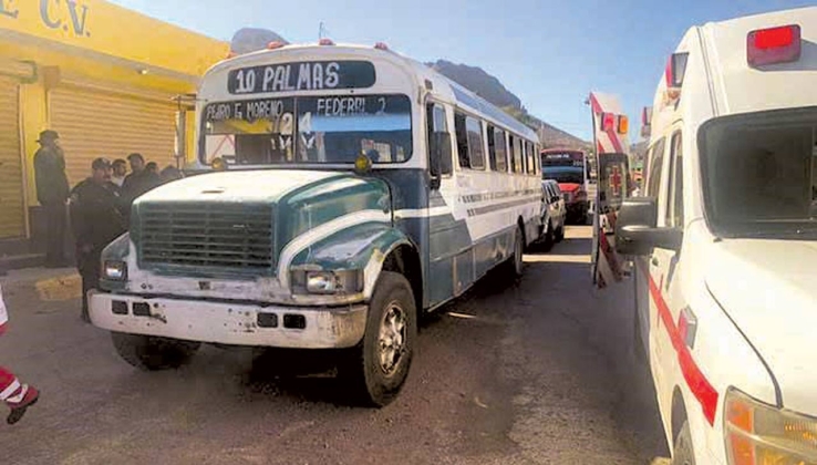 Choca camión a vagoneta