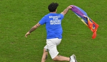 Aficionado invade cancha en Qatar con bandera Lgbtqi+