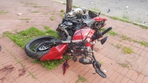     Daña auto estacionado  Un motociclista se estrelló con un auto estacionado y le ocasionó algunos daños   