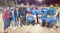 ALCALDE LUIS FUENTES  Entrega trofeo a equipo campeón