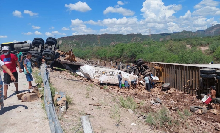 TRAS VOLCAMIENTO DE TRÁILER  Se llevan cerveza
