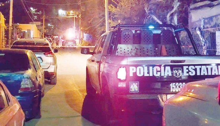 El cuerpo estaba envuelto en plástico negro y presentaba varios impactos de bala. 