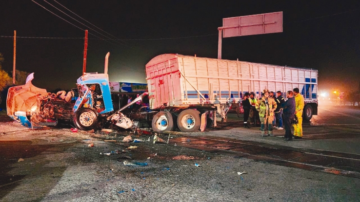 Impacta tren a tráiler