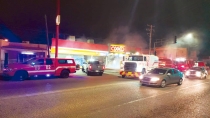 Incendian establecimientos comerciales y autos