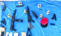 Aseguran armas y autos