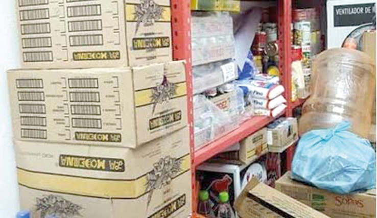 Roba en interior de tienda de abarrotes y huye