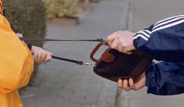 Despoja sujeto a joven mujer de dinero