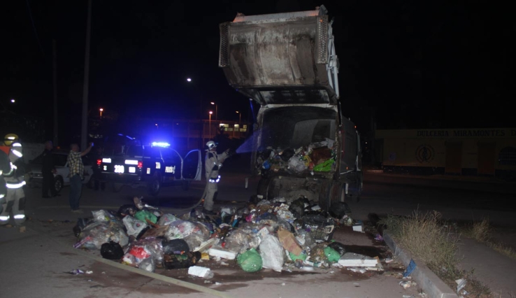 EN CARRO RECOLECTOR  Se incendia basura
