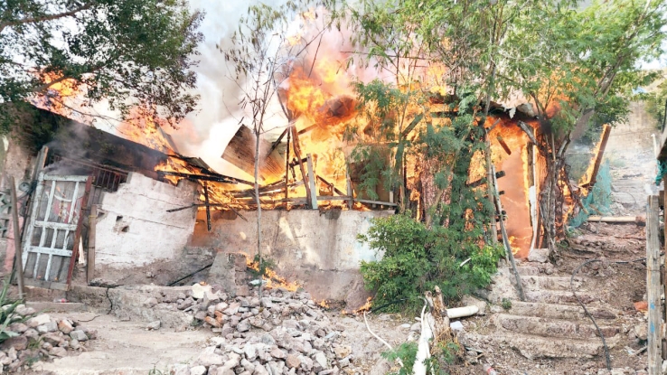 Destruye incendio dos viviendas