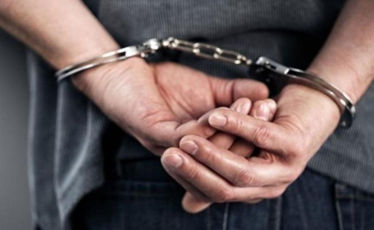 EN EL CENTRO Arrestan a individuo que agredió a joven