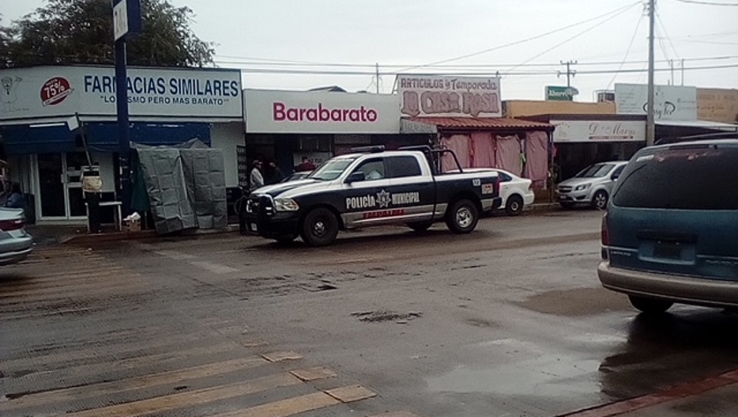 Sorprenden policías a dos cholos tratando de robar