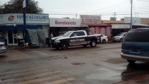 Sorprenden policías a dos cholos tratando de robar