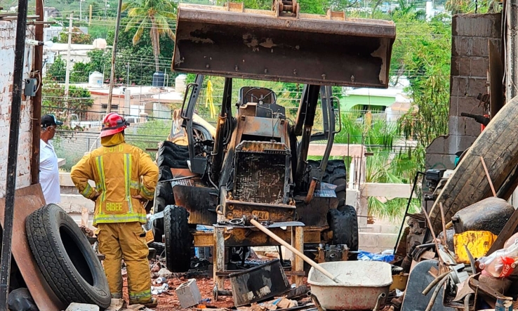 EN LA COLONIA GIL SAMANIEGO  Se incendia retro excavadora