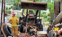 EN LA COLONIA GIL SAMANIEGO  Se incendia retro excavadora