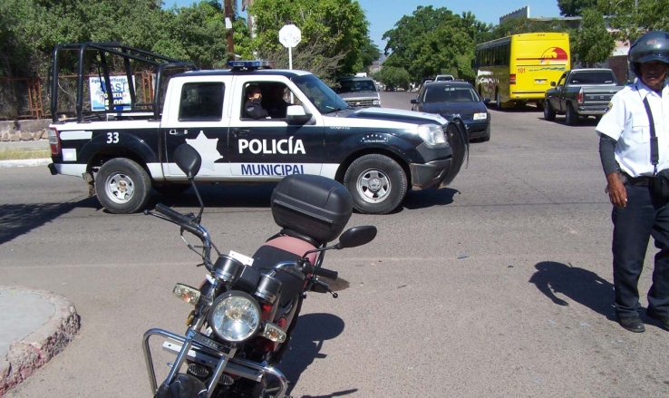 POR VOLTEAR A VERLO Agresivo sujeto golpea a joven
