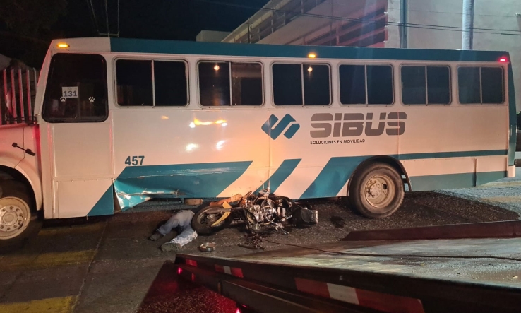 RESULTA LESIONADO MOTOCICLISTA  Se estrella contra camión de pasajeros.
