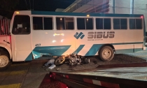 RESULTA LESIONADO MOTOCICLISTA  Se estrella contra camión de pasajeros.