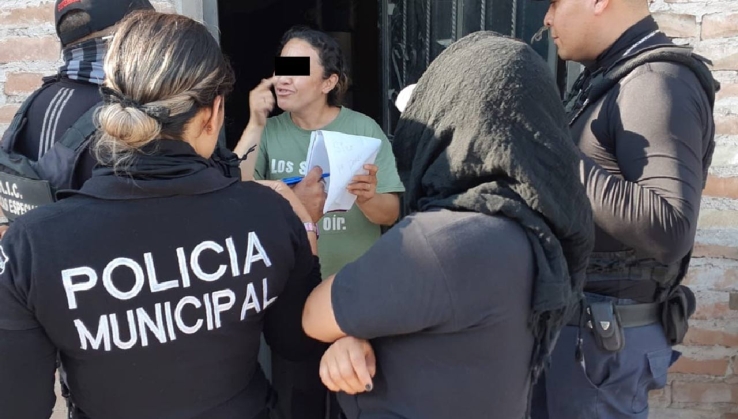 Se descuida mujer y su acompañante se lleva el celular