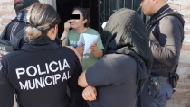 Se descuida mujer y su acompañante se lleva el celular