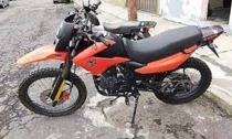 Dañan motocicleta estacionada frente a negocios del oriente