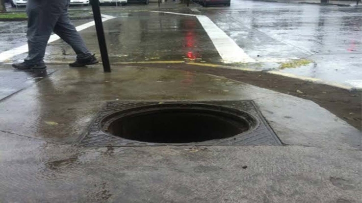 EN SAN CARLOS  Otro vehículo cae a alcantarilla abierta