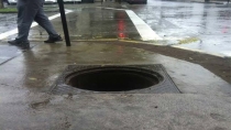 EN SAN CARLOS  Otro vehículo cae a alcantarilla abierta