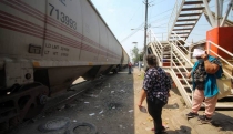 POR GANARLE EL PASO AL TREN  Septuagenario cae al correr