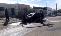Fue controlado por bomberos Consume incendio un automóvil