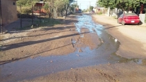 Las calles lucen inundadas de aguas negras.