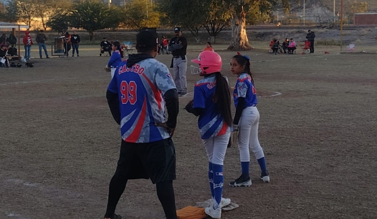 Janina´s mantiene su paso firme en softbol