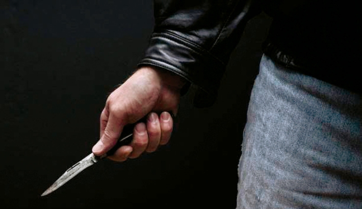 | Cae sujeto en poder de un arma blanca