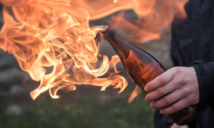 Les arroja bomba molotov