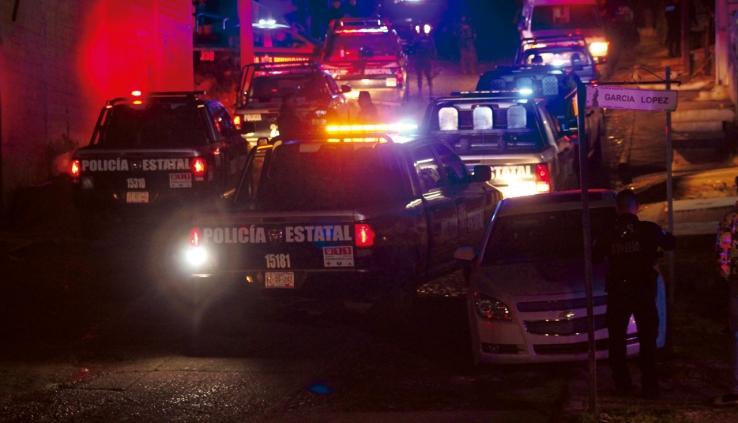 Balacean a mujer